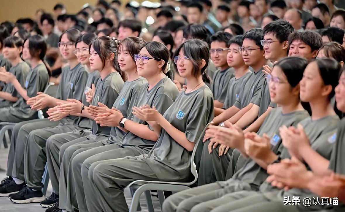 八百多号人抢三百个名额，
二十六比一，比不少大学还难进。
董明珠亲自当校长，第一