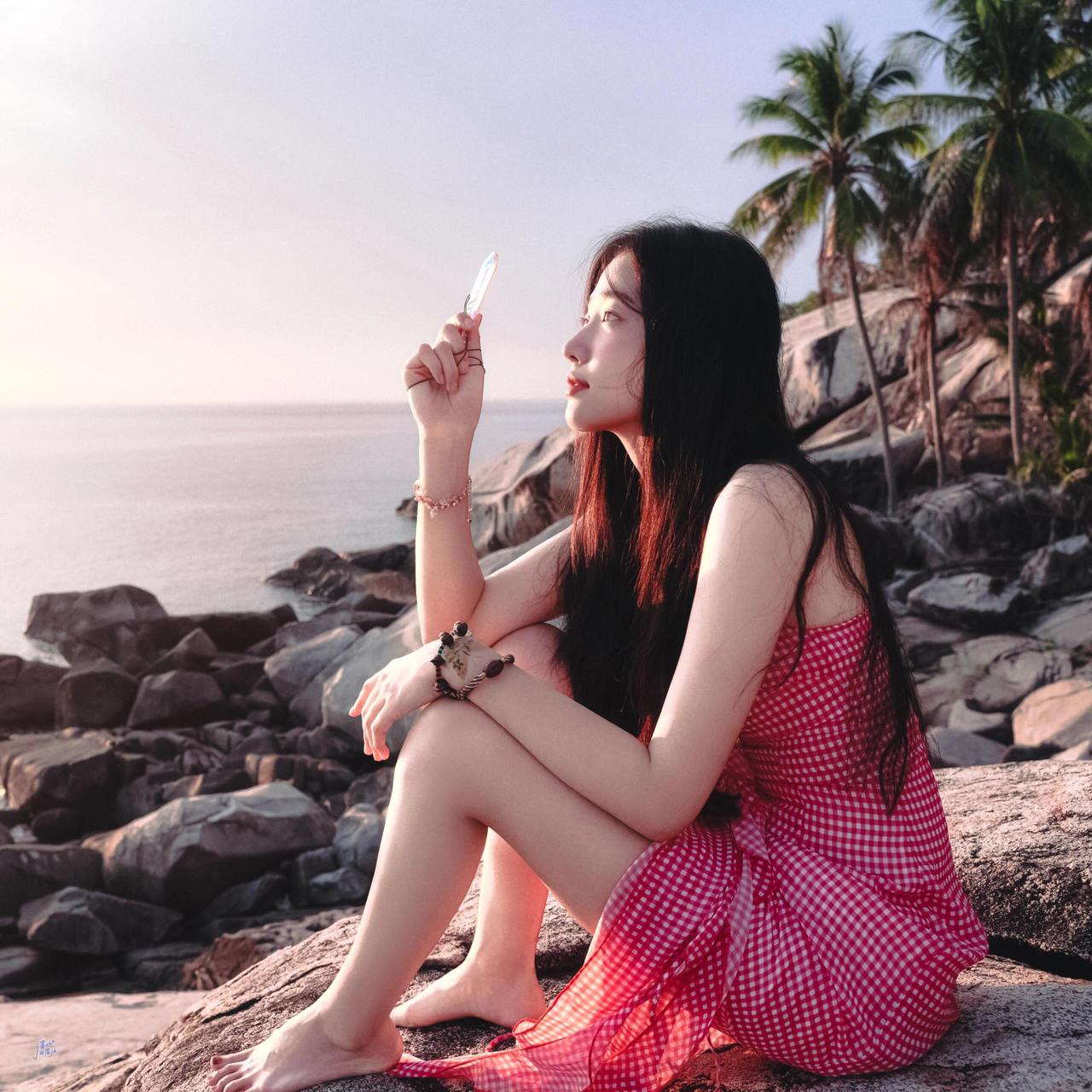 卢昱晓
风把蓝揉碎在发梢
藤蔓与花，是海递来的冠冕
红格子裙角，沾着盐粒的轻吻