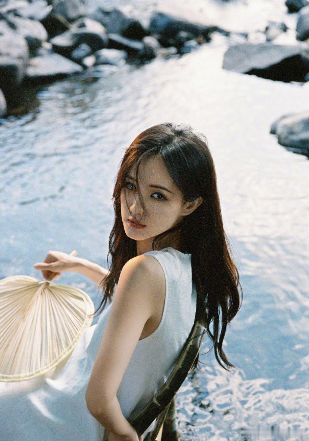 李一桐溪边写真，白色长裙很好看。 ​​​