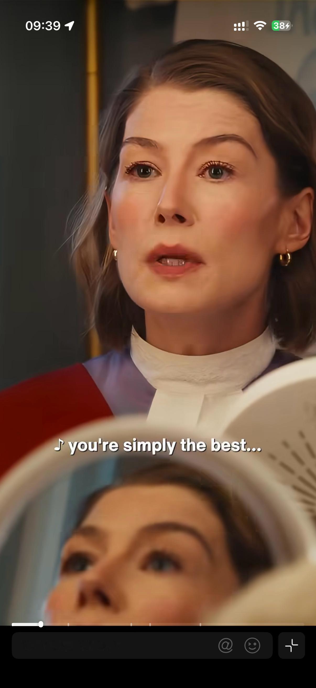 现在微博会对一些视频进行自动AI增强修复，但修得很差劲，不过可以私信客服反馈自己