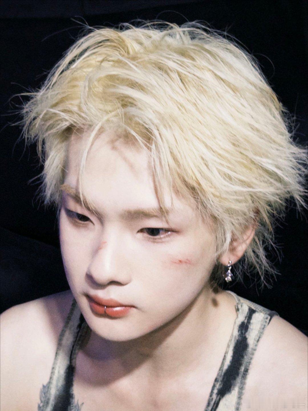 周震南打开评论区天塌了周震南新歌评论区画风太离谱，好听的话没几句，全是玩梗逗他的