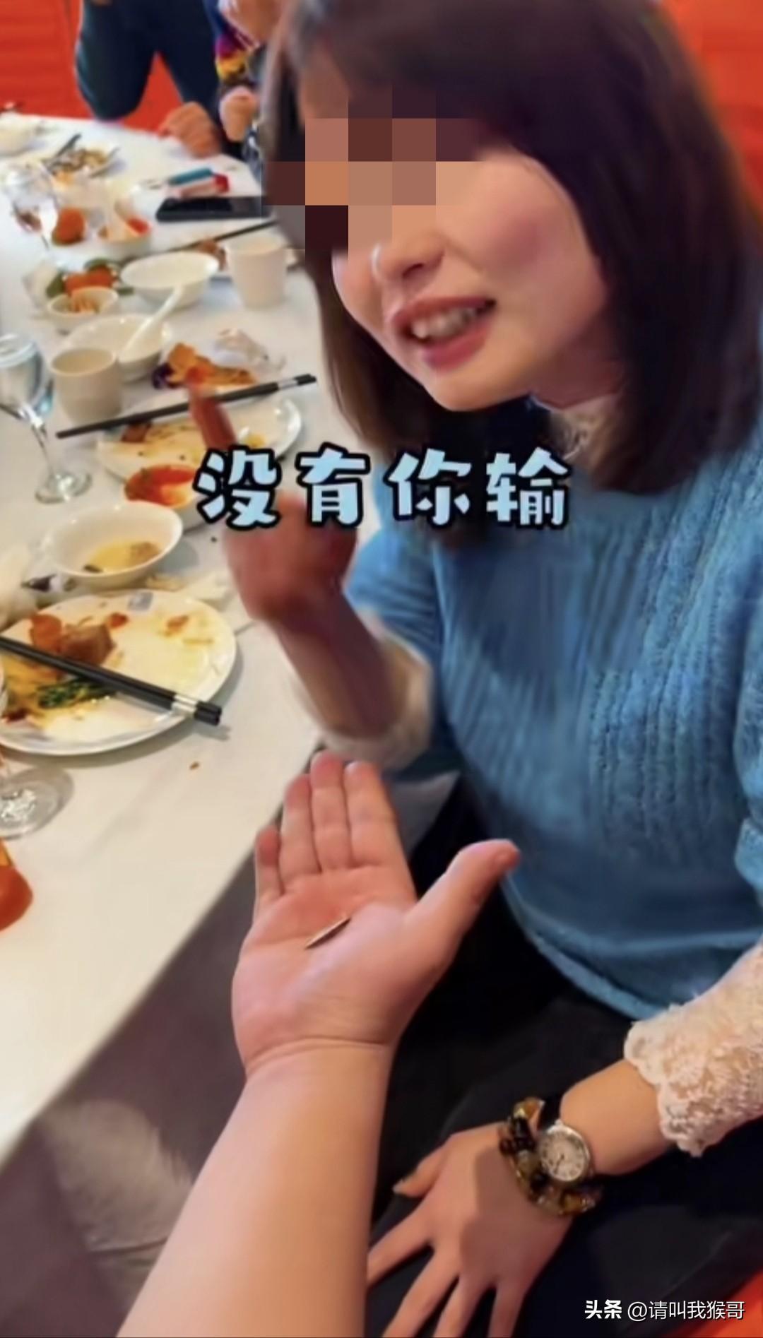 今天刷视频看到一个很有意思的“输了喝酒”的游戏，男子手里放一粒瓜子，问对方“没有