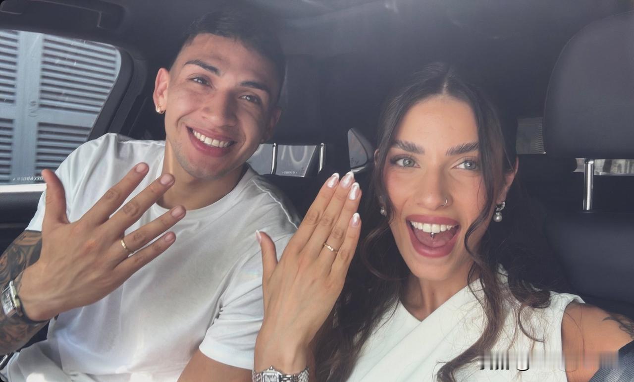 年终扎堆结婚😄勒沃库森E费尔南德斯和女友喜结连理，恭喜❤