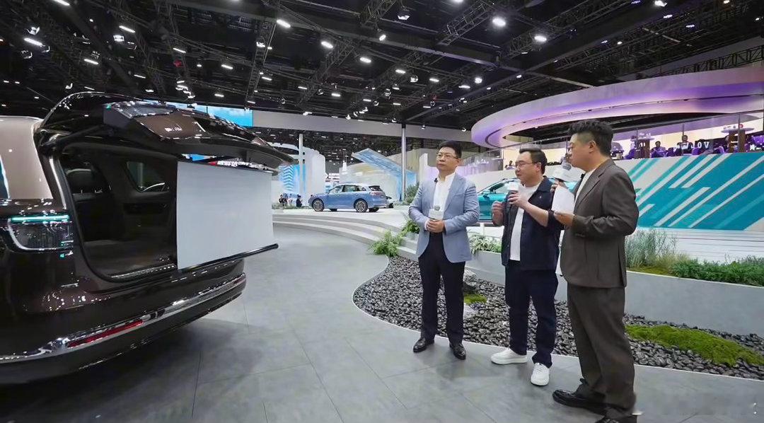 马东下单全新一代问界M9马东主持活动现场买车北京车展余总带马东解锁商务排面！全新