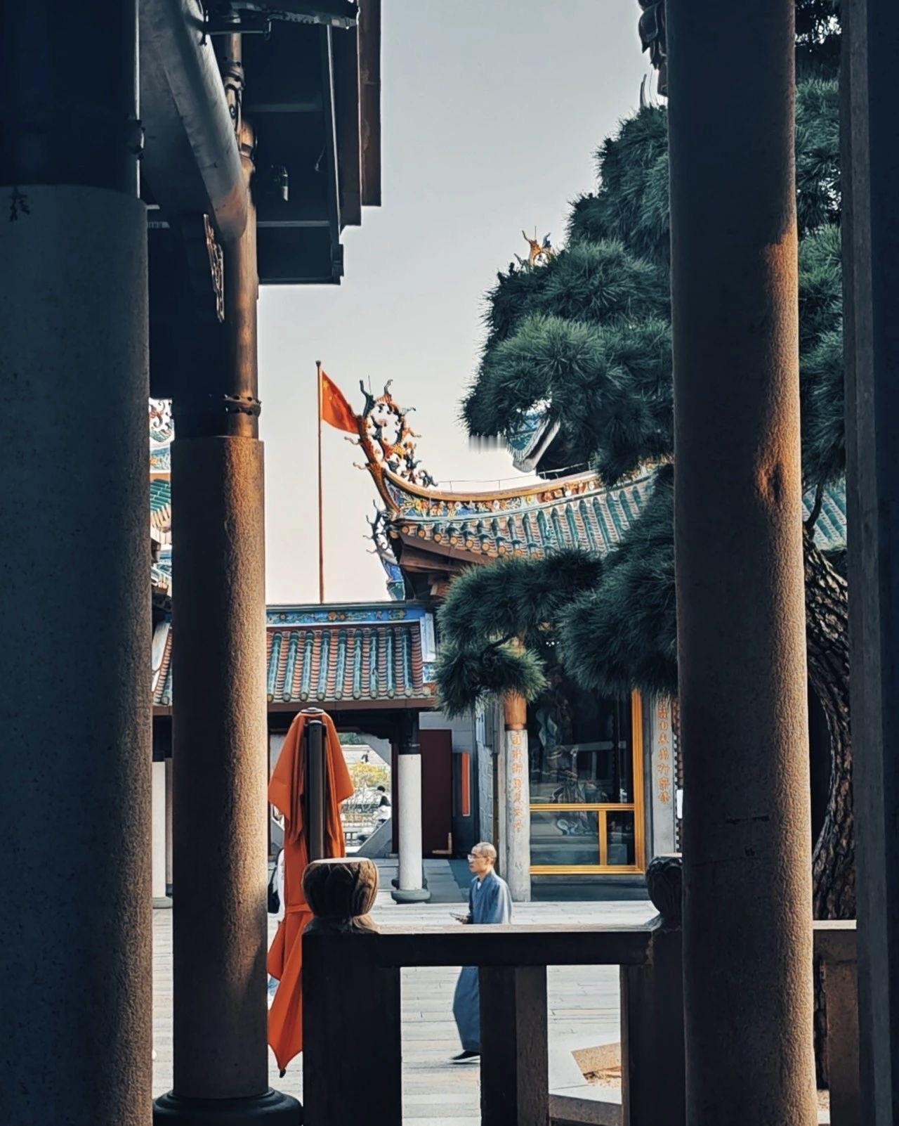 我们这一生，会经历很多的酸甜苦辣，很多的悲欢离合。总背着过去的包袱，你就无法把当