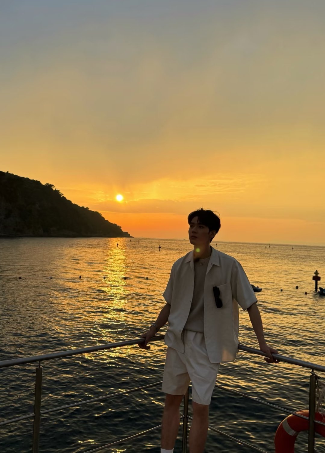 龚俊的一组日常～“看天看海看落日看📱就是不看镜头🤪” 
