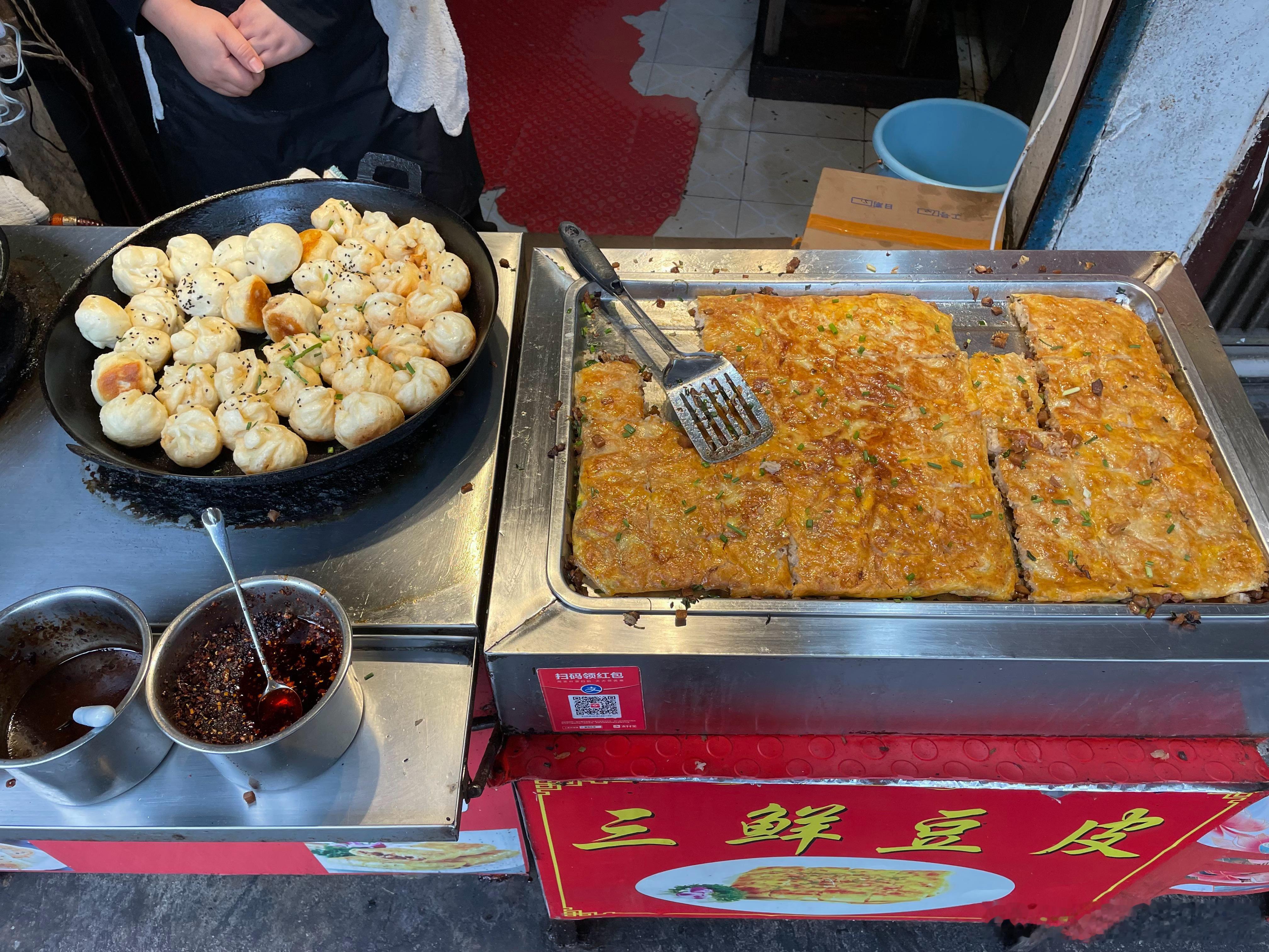 看到雷总去大成路在大小板凳上吃热干面的照片，感觉小米公关确实厉害。不过我们武昌伢