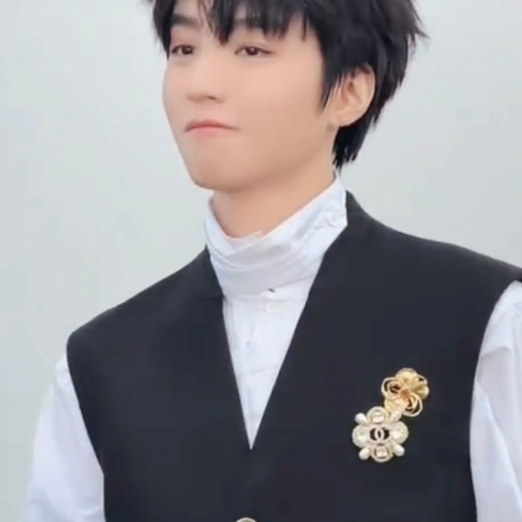 真的没人能管管吗………………………………王俊凯回应徐洁儿 / 王俊凯徐洁儿复刻重