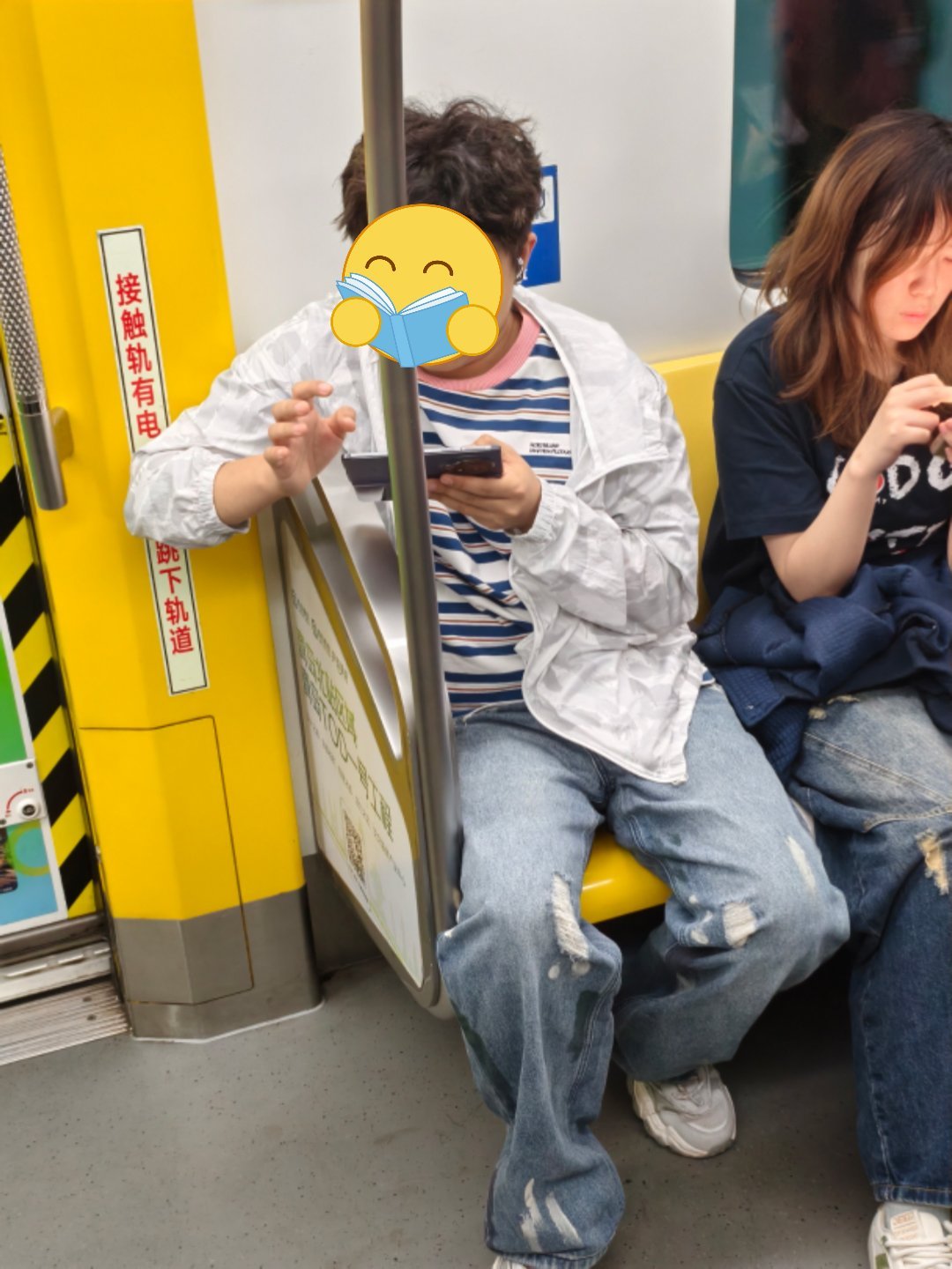 坐个地铁，偶遇OPPO Find N5，但……好像是华为的水滴耳机？各种混搭都有