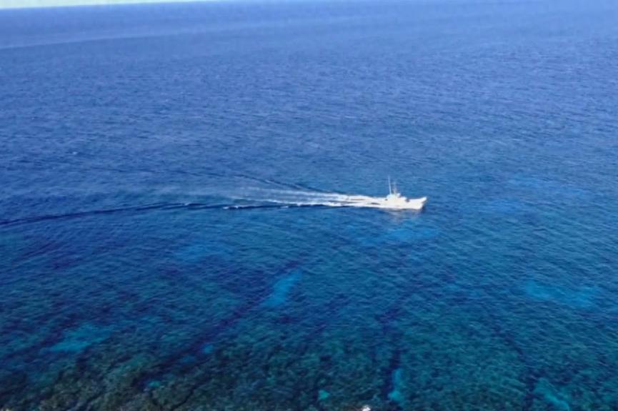 日本近期的一系列操作，透着一股铤而走险的疯狂劲儿，先是派驱逐舰强闯台海，再是放开