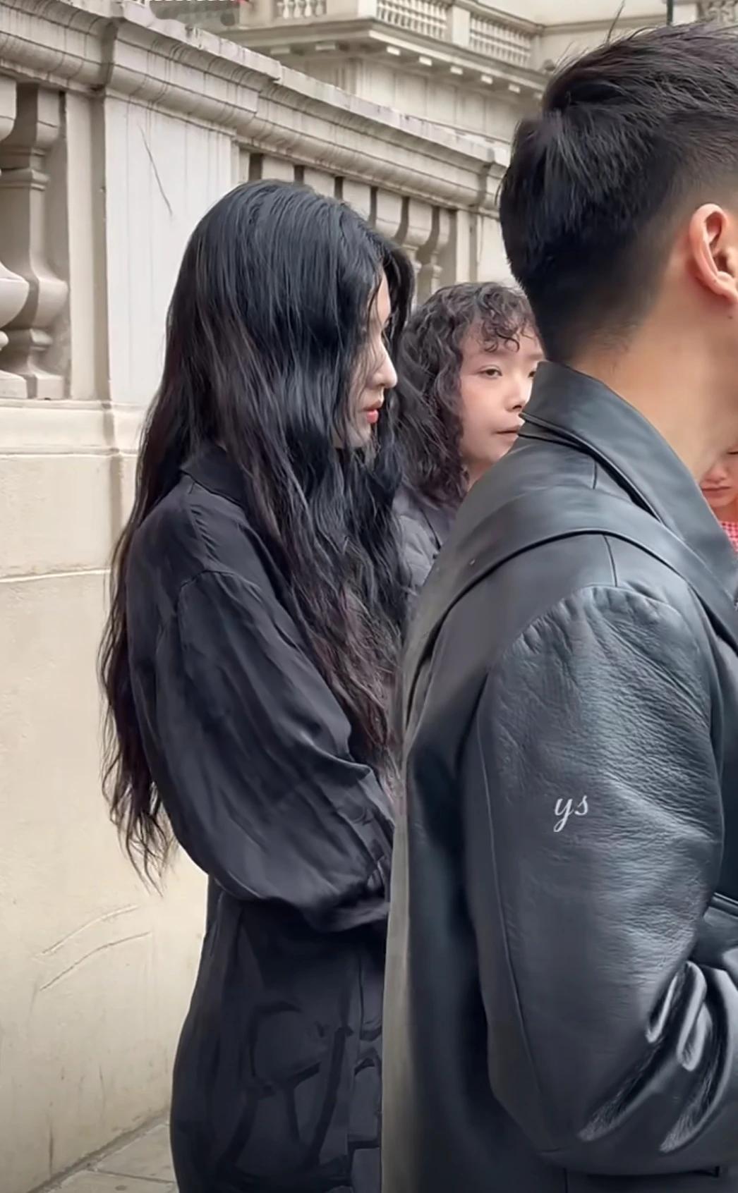 英国伦敦偶遇王楚然
不得不说王楚然真的是第一眼望去的大美女
侧脸好立体啊
五官很