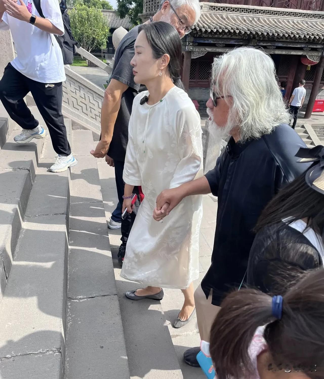 张纪中老婆实在是太喜欢折腾他了，因为他已经是一大把年纪，面容沧桑，头发花白，走路