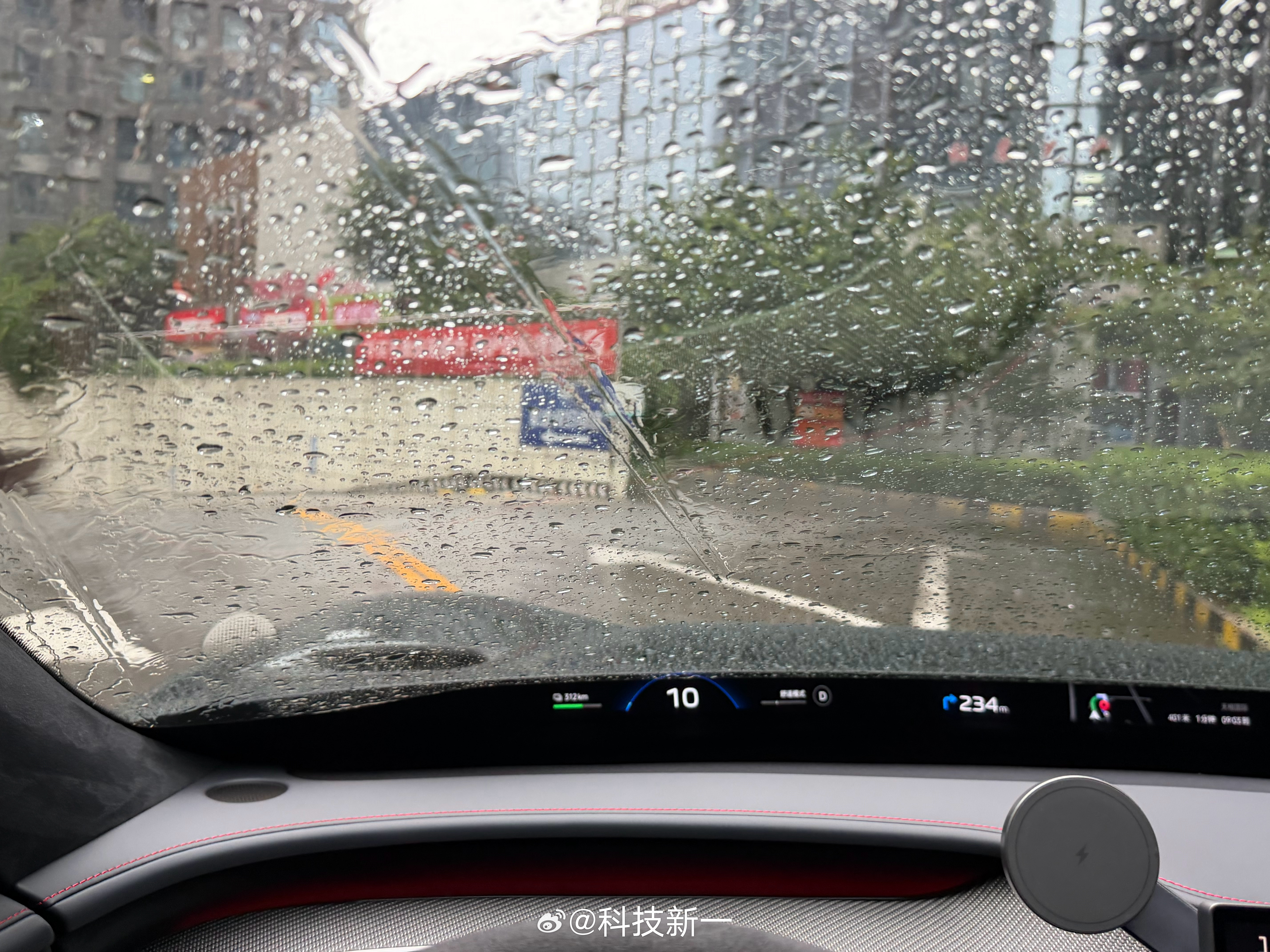 醉了，青岛今天有大雨，结果我们今天安排了重要拍摄，所有人员档期都排在了今天，现在