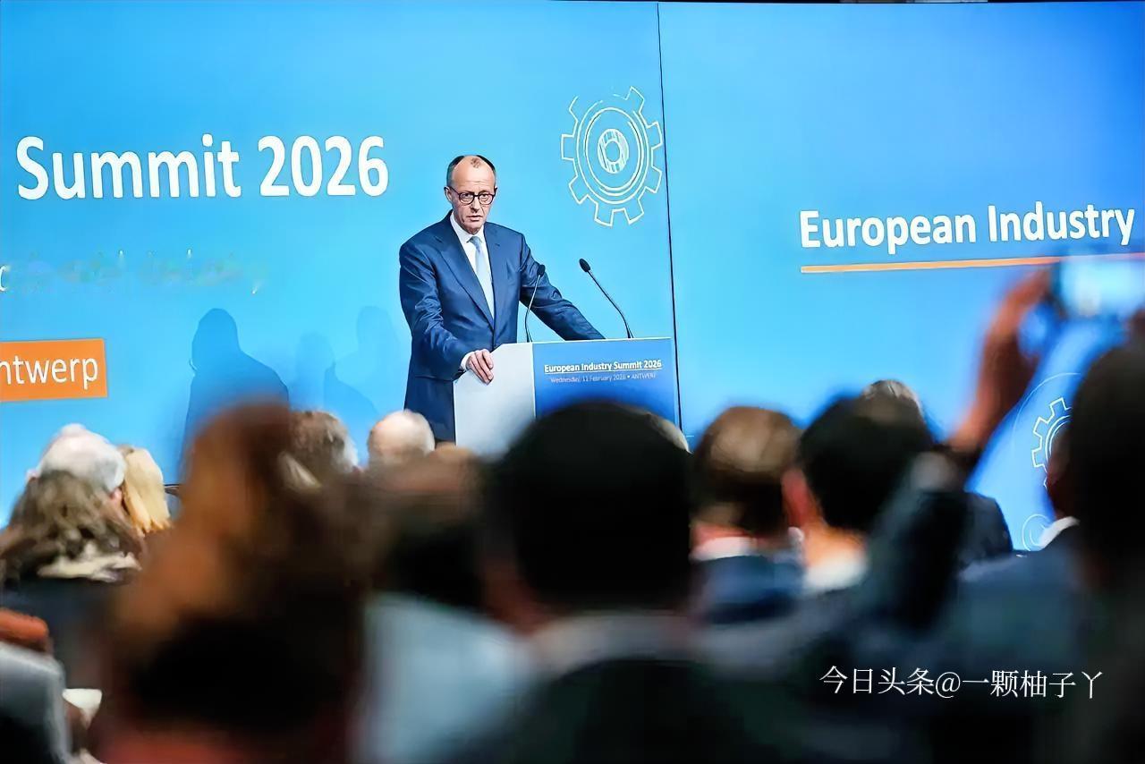 德国总理默茨在比利时安特卫普的欧洲工业峰会上，化身“吐槽担当”，在线吐槽欧盟办事