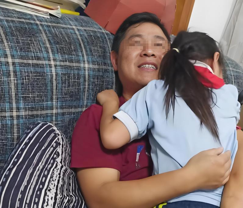 泪目了！上海一男子抵住压力，领养12岁盲童女孩后，耗尽积蓄花25万为其治眼。拆纱