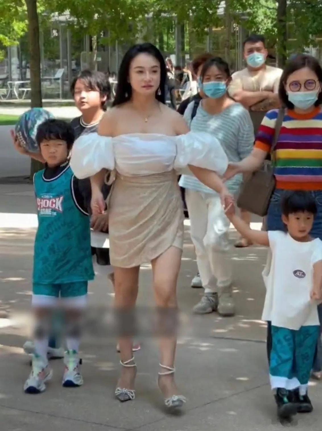 冉莹颖参加家长会这个造型一出来，瞬间坐不住了。不是她的脸不真实，也不是她的头发太