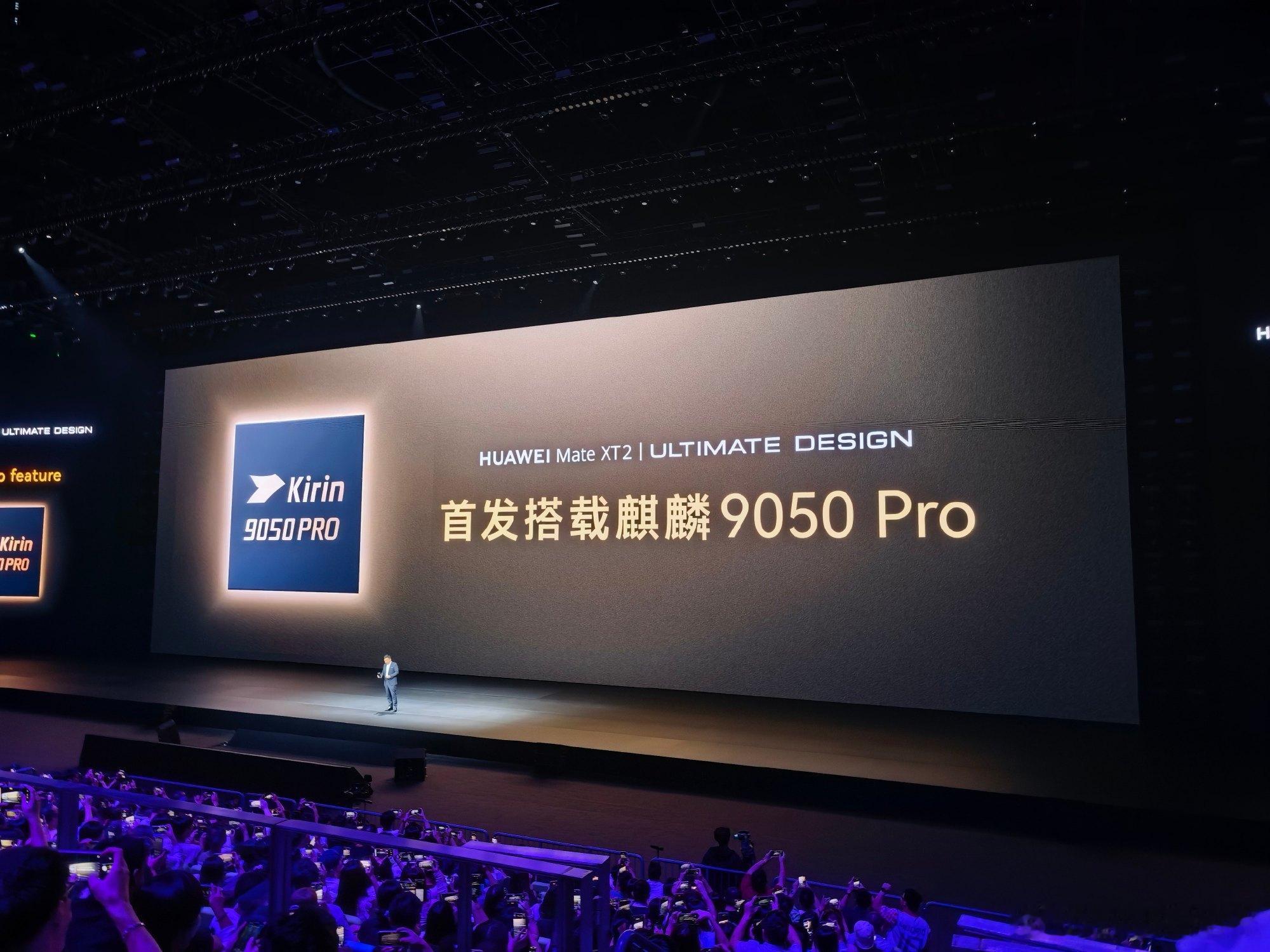 华为新三折叠评测钟文泽上手华为新三折叠 华为在华为Mate XT 2 上投入了大