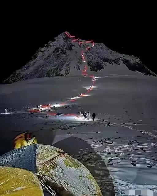 珠峰这样的海拔，我不是吹，感觉一个助跑直接就上去了。
爬上珠峰不是梦，大家说呢？