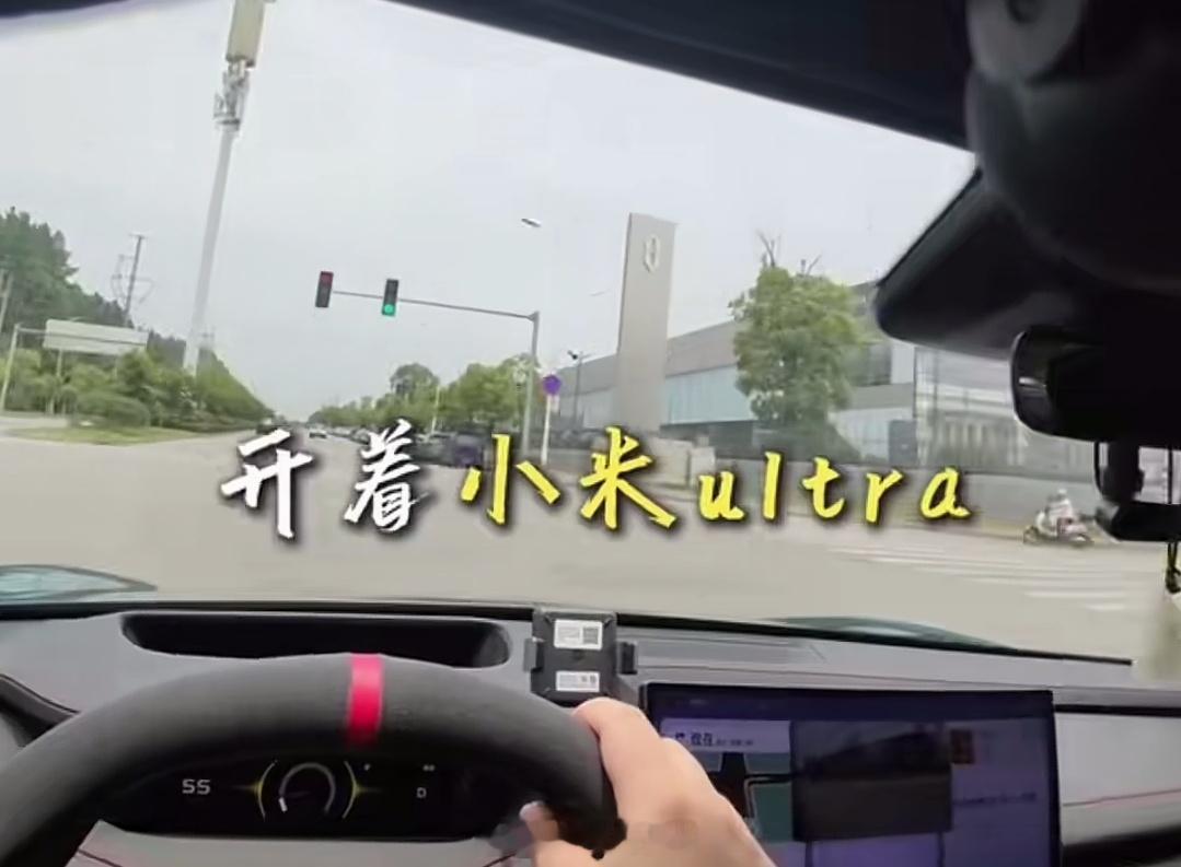 小伙开着小米Ultra去问界大饭店，没想到还可以免费充电，可能不是饭点只吃到了下