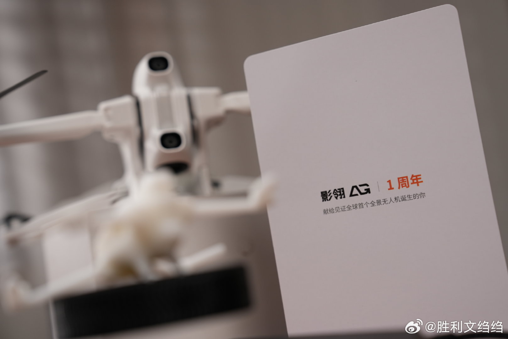 收到影翎一周年礼盒，拆开第一眼还是有点惊喜的。重头戏是影翎A1的白色微缩模型搭配