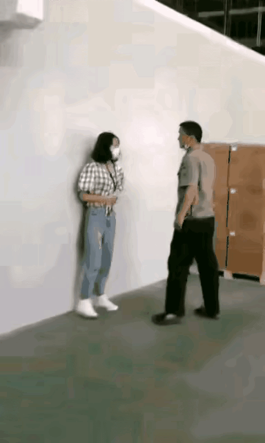 广东佛山男保安，丧心病狂殴打女员工，把女员工的头发都打立起来了，可见力度之大，下