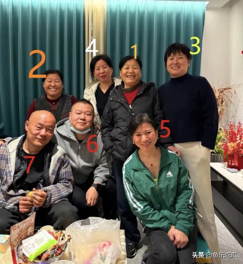 岳云鹏不仅是一位搞笑幽默的小品演员，而且还是一个大孝子。
这张照片拍摄于大年初三