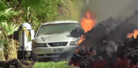 美国夏威夷基拉韦火山喷发，溢出的熔岩缓缓地向住宅区推进，居民们只能眼睁睁看着自己