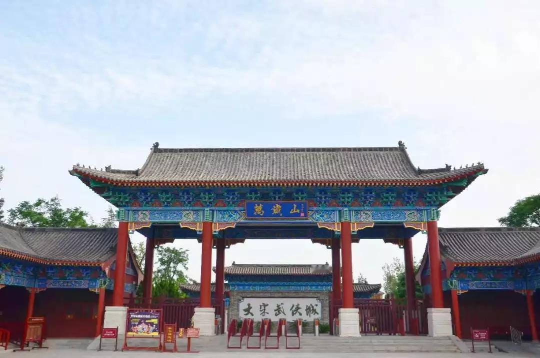 开封万岁山现在是真火，它可是书法家私营企业家李公涛默默20年投建，包括开封翰林院