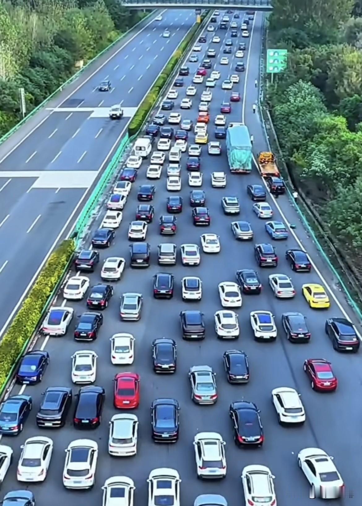 上联：船在水中走
   下联：车在路上行