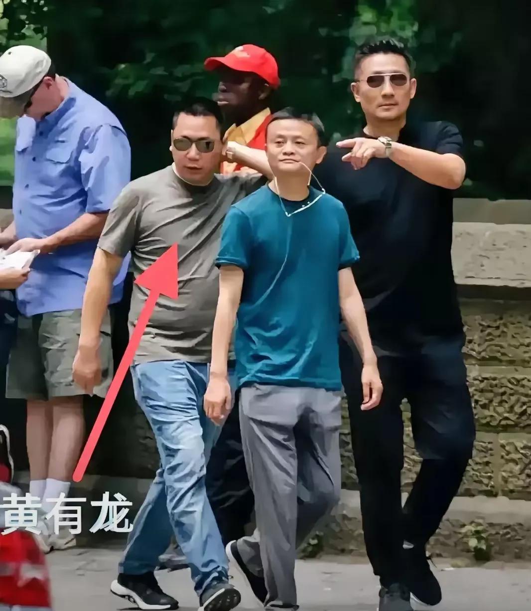 此一时彼一时
黄有龙以前跟着马云混的时候，
应该待遇很好。
但是离开马云之后，