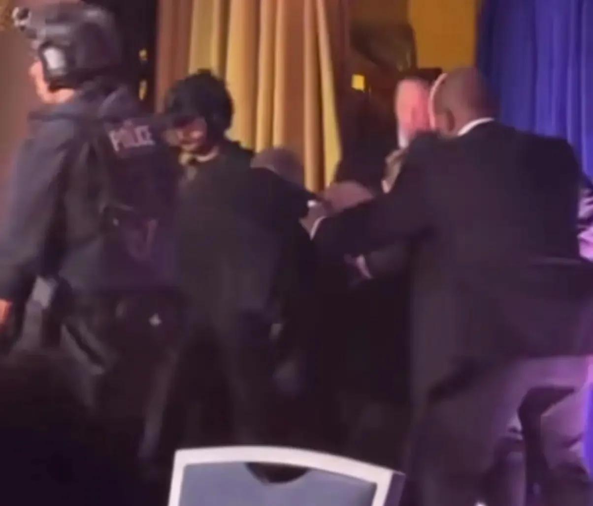 特朗普紧急避险摔个大马趴，梅拉妮娅找掩体被认捡夫君假牙！

根据多家媒体报道，特