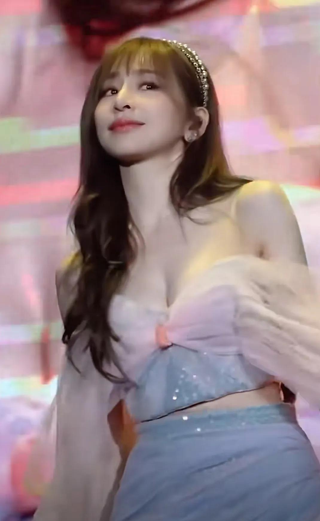 王心凌人鱼公主造型也太美了吧
她真的太有少女感了
40多岁和18岁没什么区别呀
