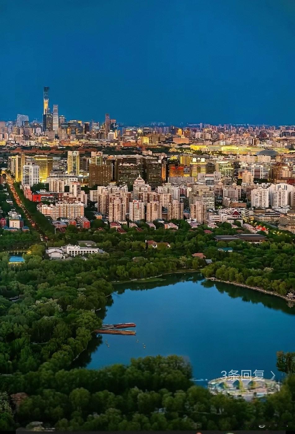美国国务院发布这次来北京拍的夜景照片，真是太美了，应该是在北京玉渊潭西面电视塔上