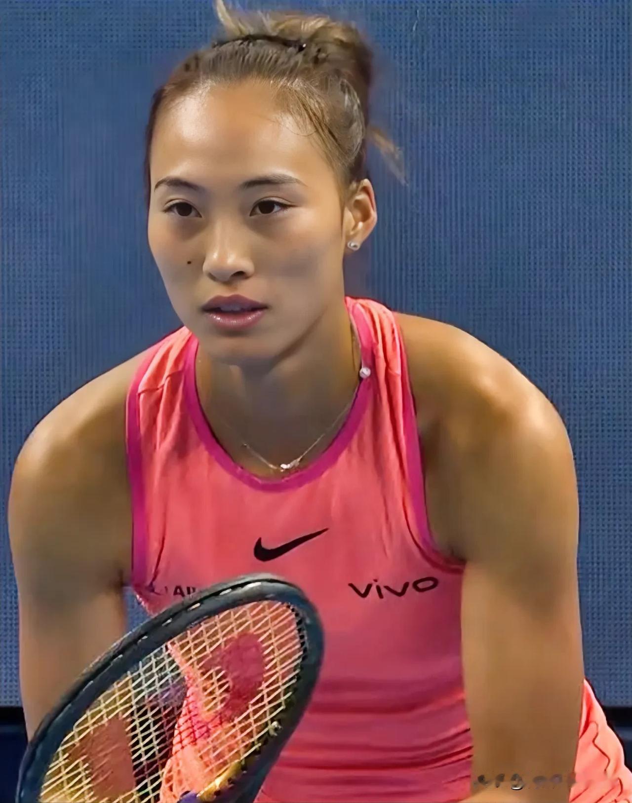 郑钦文闪耀中网轰14记Ace，2-1逆转阿尼西莫娃挺进8强，将战安德烈耶娃。郑钦