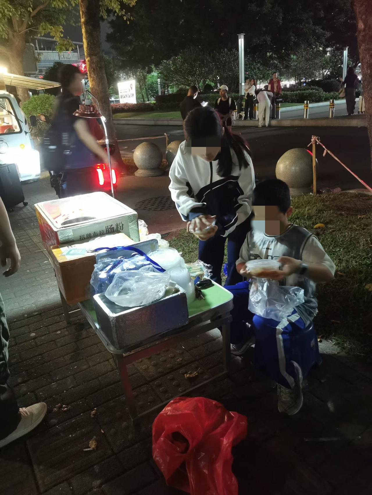 凌晨4点多的深圳街头
一对穿着校服的姐弟在街头卖肠粉，生意很好。

姐姐大概十四