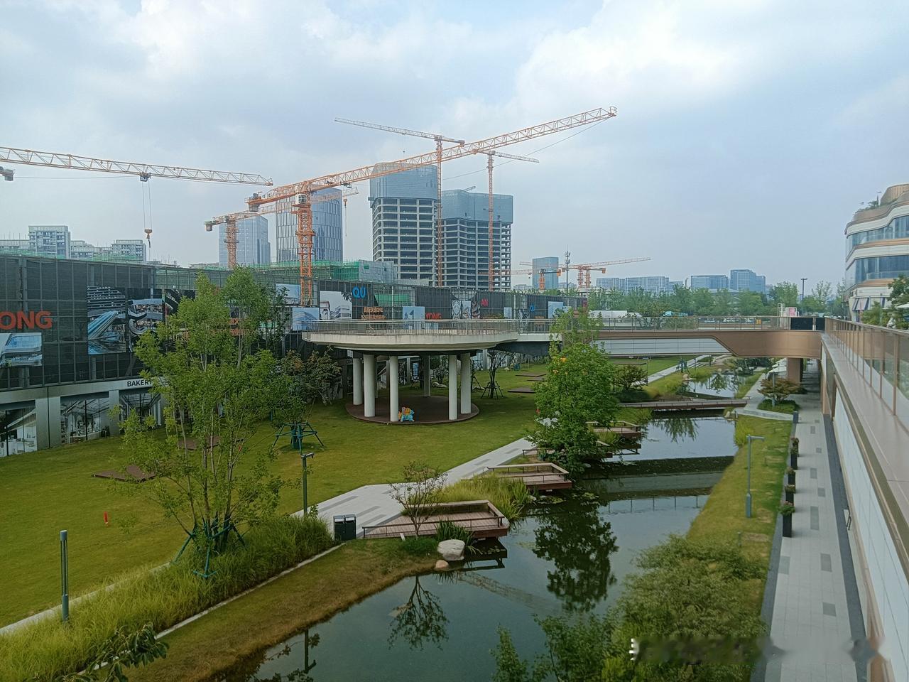 周日，我走进了永安渠商业文化步行街。这个地方在哪呢？就在“未来之瞳科学公园”后面