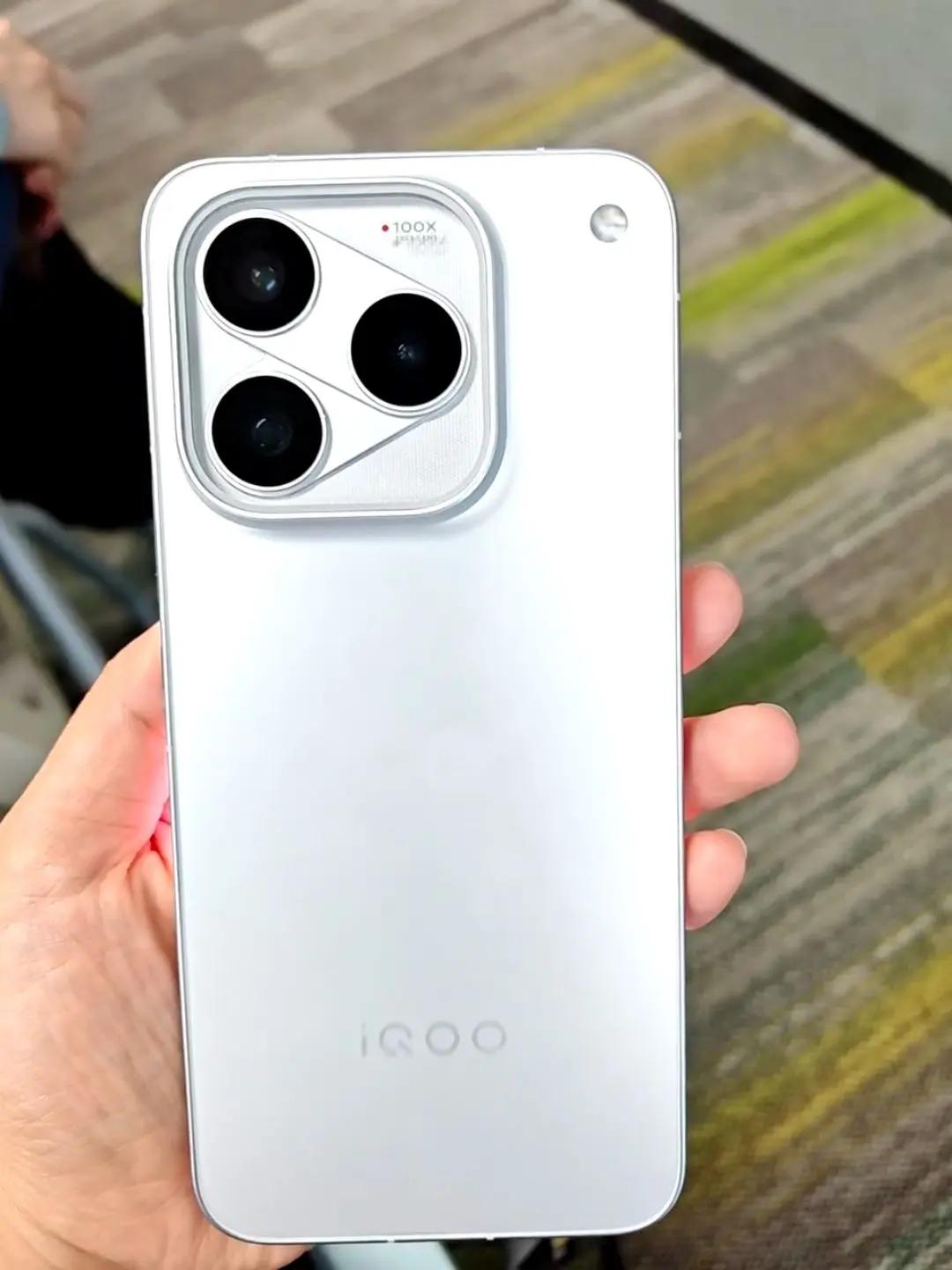 IQOO16。这是什么玩意设计，华为绷不住了😅iQOO16 iqoo新手机 数