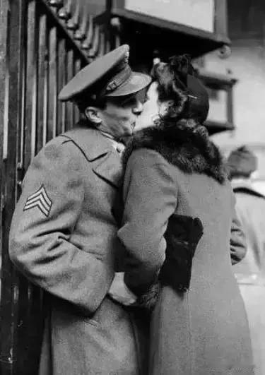 1944年，德国721细菌研究所，一位女管理员哀求负责人亨内博士吻别，博士不假思