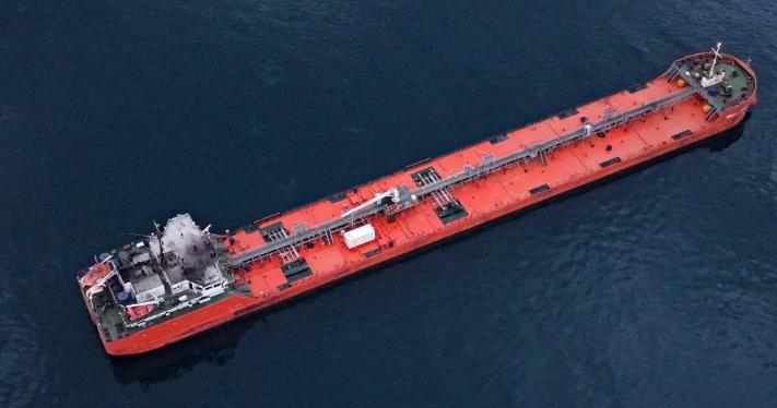 一艘俄罗斯拥有的油轮在土耳其锡诺普市以北约80英里的黑海遭到袭击。

Midvo