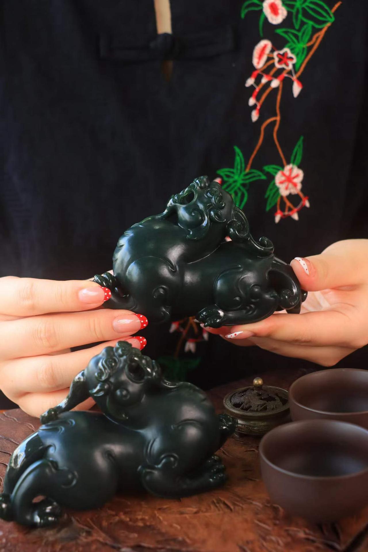 ·〈青玉·招财貔貅·摆件〉

精品❤新疆和田玉青玉摆件，玉质油润细腻， 脂粉极佳