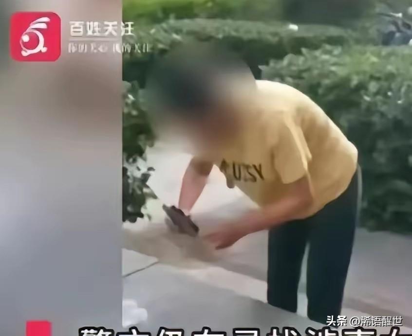 河北一女子为了推销杀虫业务，竟故意在小区投放三大盒蟑螂，实在太缺德！一名男子跑步