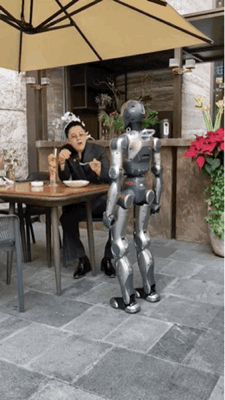 你就说慌不慌吧
这个机器人跟他的主人在交流
它可以完全听从主人的指令
主人让它做