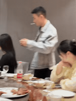 以为是魔术，
原来是手速。