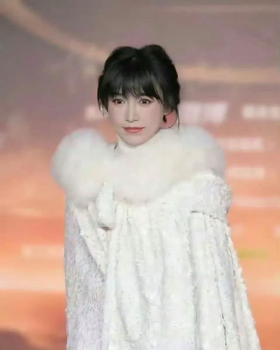 李子柒的国风穿搭应该成为女明星的风尚，东方韵味尽显文化底蕴，关键冬天还保暖，再也