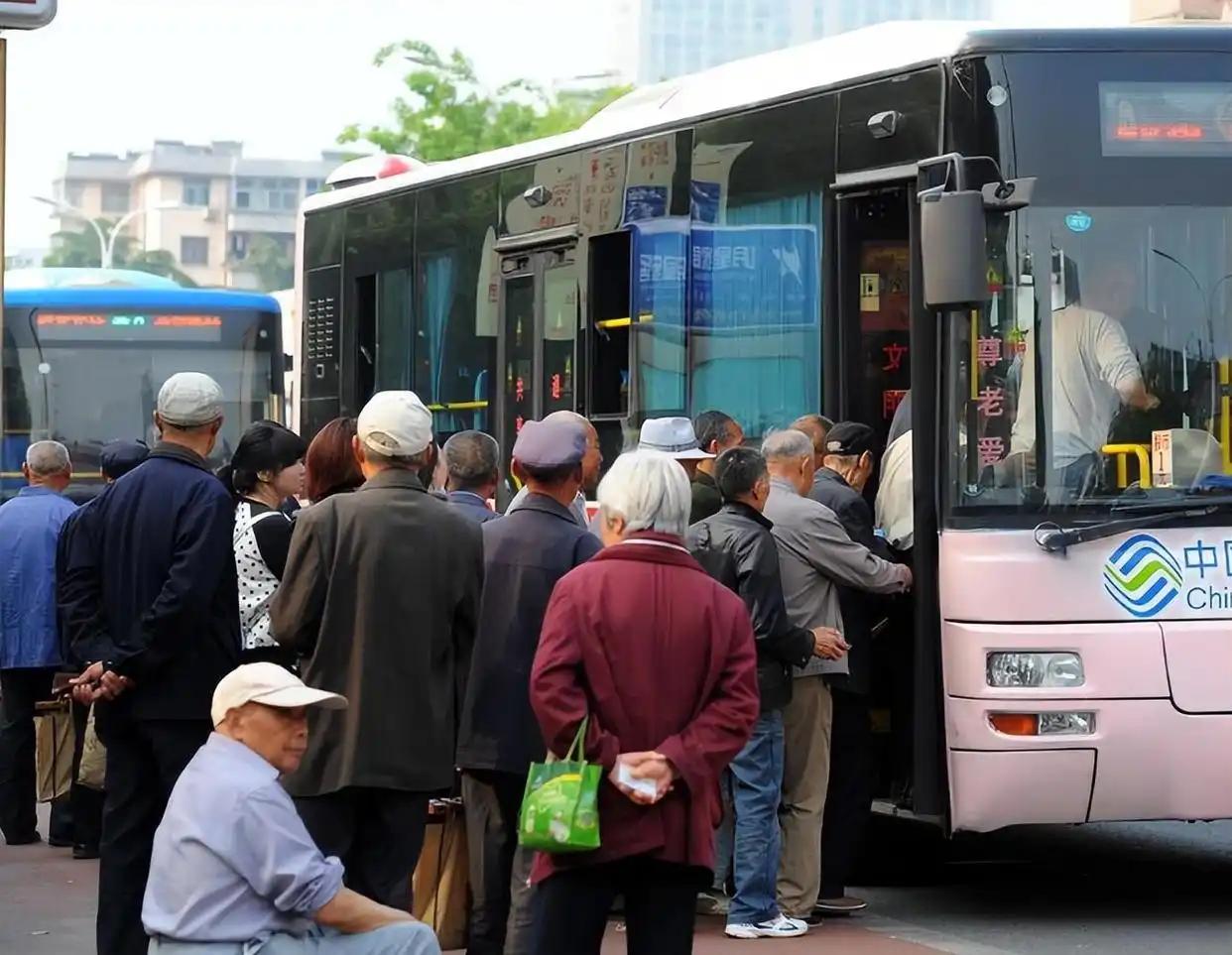 四处领鸡蛋的老人
这些老人每月领取的生活费不足千元。不知从哪儿冒出来的保健商，专