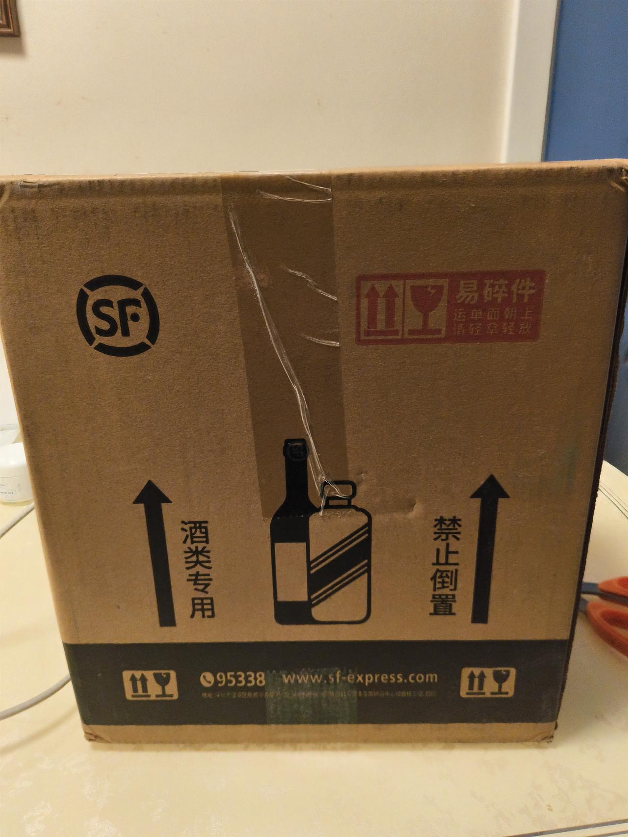 前几天在i茅台上抢到两瓶茅台，今天终于收到了。


        顺丰发货，两