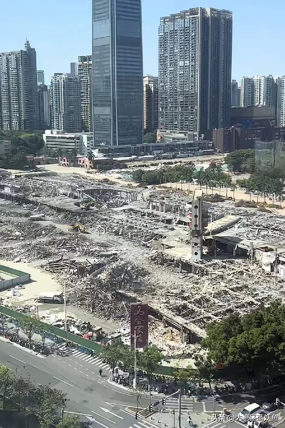 广州跑马场拆了。
 
站在围栏外看，曾经的马道成了断壁残垣，看台座椅拆得只剩铁架