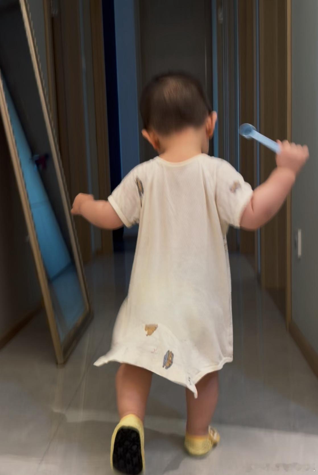 他像是下定了某种决心，然后头也不回地拿起勺子冲向了厕所。有一个怪兽一直在阻挠他…