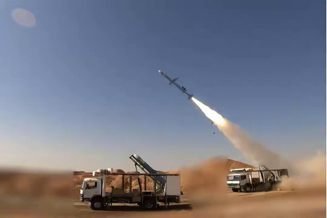 伊朗掏出王牌武器，威力果然惊人，美军战舰燃大火，航母快速后撤