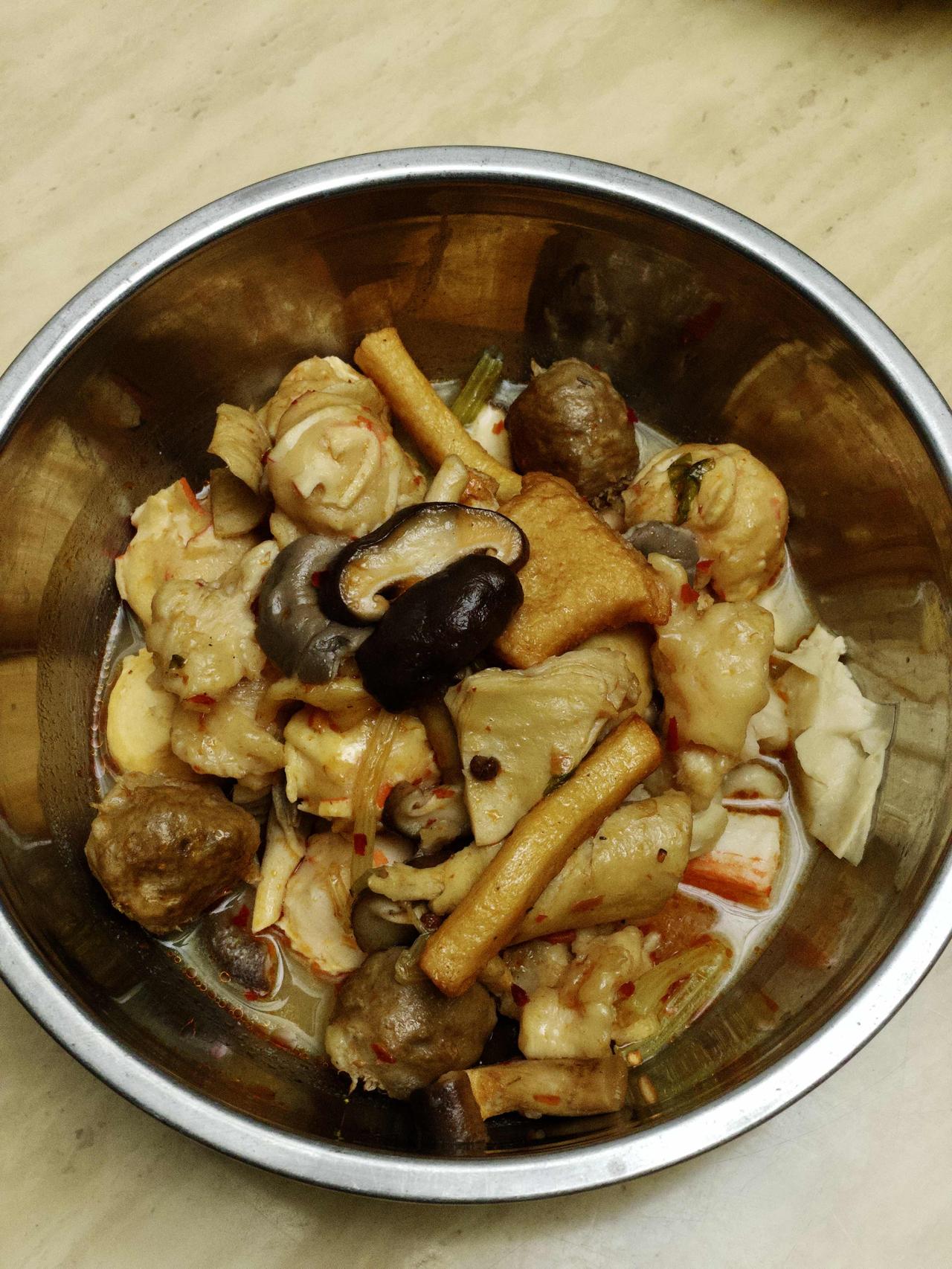 年夜饭，一大碗火锅料，别人送的，比起网上不少人展示的泡面年夜饭，算不错了。按照国